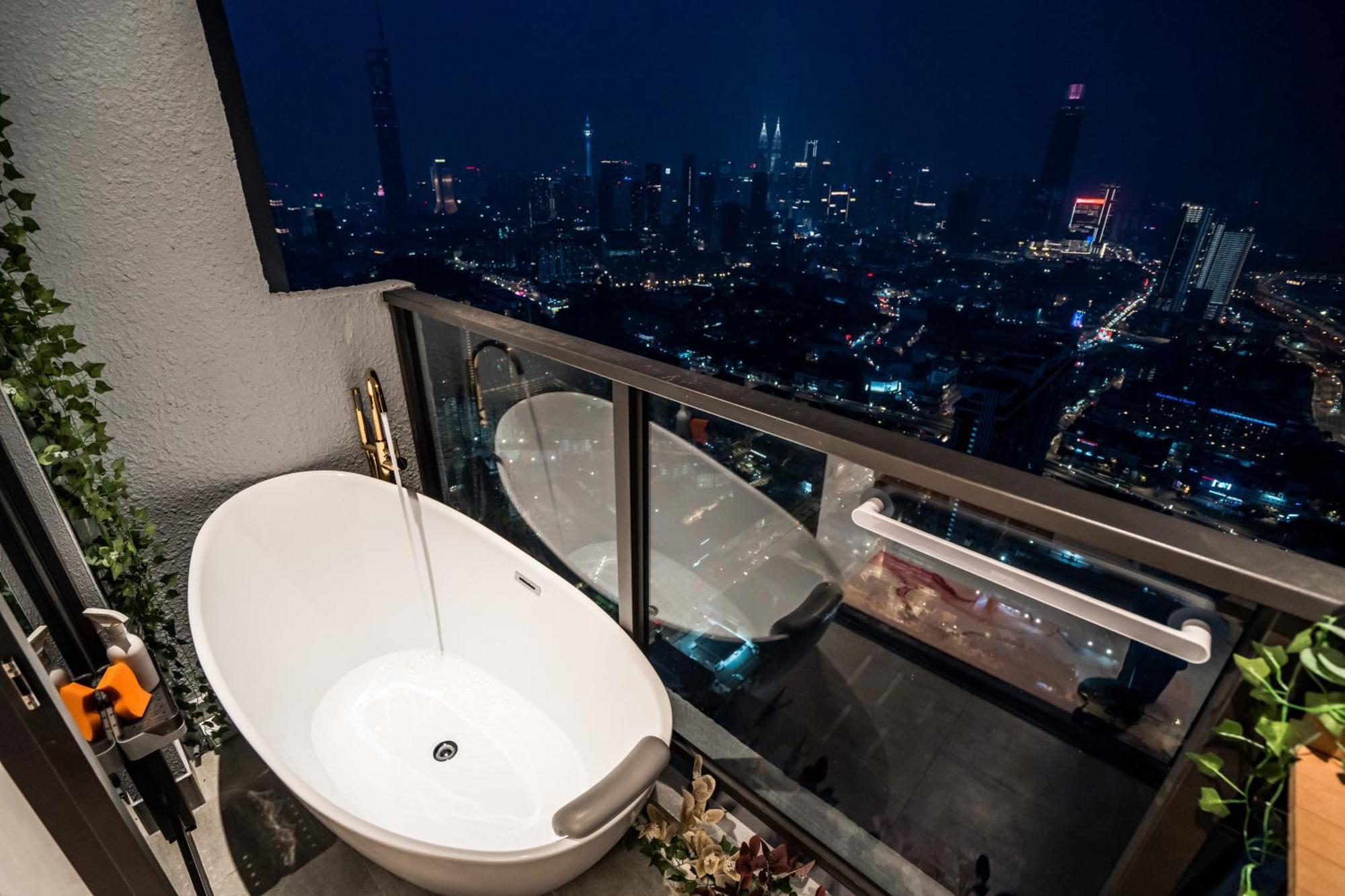 Skyscraper 65 Kl Highest Outdoor Bathtub Luxury Lavish Designer Suite Penthouse Lv65 Kuala Lumpur Luaran gambar